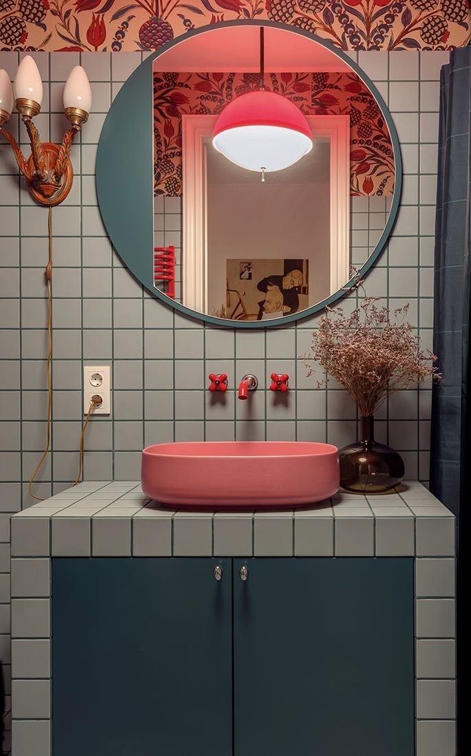 В ресторане с крутым и ярким интерьером, где пафос сочится сквозь хрустальные люстры, а официанты обучены подавать воду с таким видом, будто это слезы единорога, невольно чувствуешь себя… ну, скажем так, очень скромно. Музыка, конечно, подобрана идеально – так идеально, что не хочется даже вздохнуть, чтобы не нарушить эту тщательно выстроенную гармонию.

И меню! О, это отдельная поэма в прозе. Каждое блюдо – это маленький шедевр современного искусства, который, безусловно, стоит как крыло от "Боинга". И, конечно, после того, как тебе принесут микроскопическую порцию, ты ощущаешь себя… ну, просто сытым и довольным, как удав после слона.

А публика! Все эти прекрасные люди, которые, кажется, соревнуются, кто громче засмеется над остротами, которые даже попугаю покажутся пресными. Атмосфера всеобщего счастья и благополучия просто захлестывает. В общем, если вы хотите почувствовать себя нищим, но очень культурным человеком, то вам точно сюда.