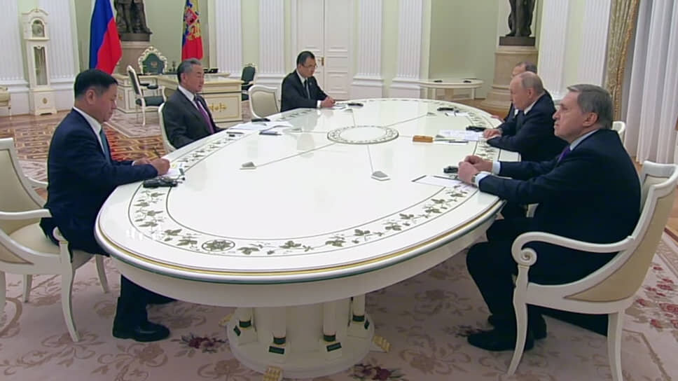 Владимир Путин на встрече с Ван И.📷Фото: @news_kremlin