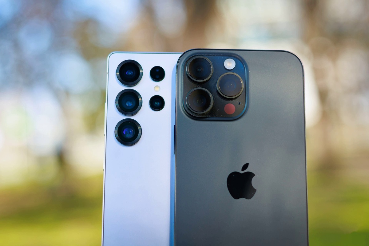    IPhone 16 Pro Max и Samsung Galaxy S25 Ultra называются двумя лучшими флагманами. Но и Xiaomi 15 Ultra со счетов сбрасывать нельзя. Фото: phonearena.com