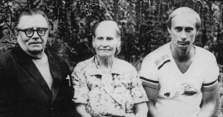 Заслуженные пенсионеры Владимир Спиридонович Путин и Мария Ивановна Шеломова с сыном.