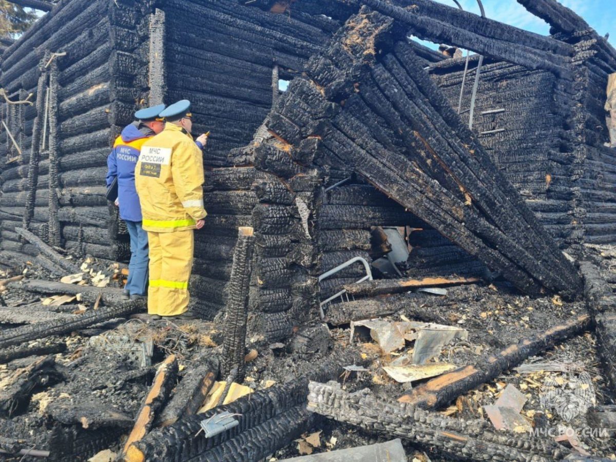    Спавшие в одной из комнат 78-летняя женщина с двумя сыновьями погибли