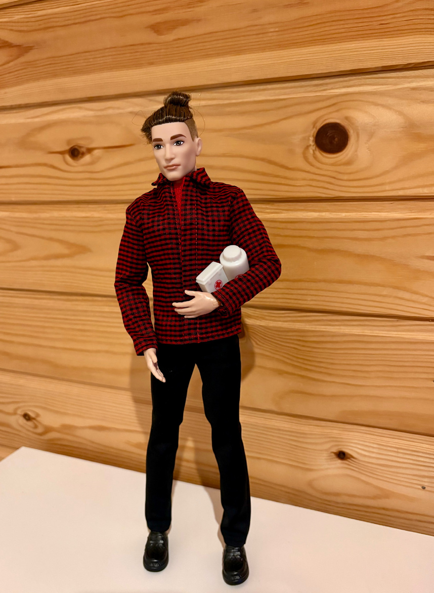 Заботливый парень принес заболевшей хозяйке лекарства. 