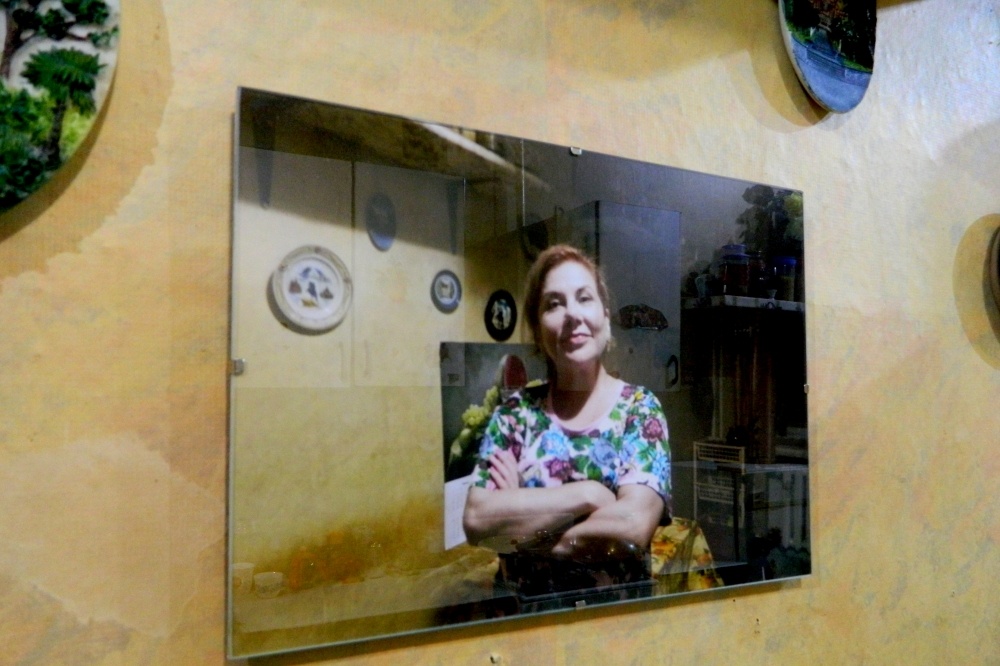 Мама Коляна и этот сталинский интерьер просто созданы друг для друга