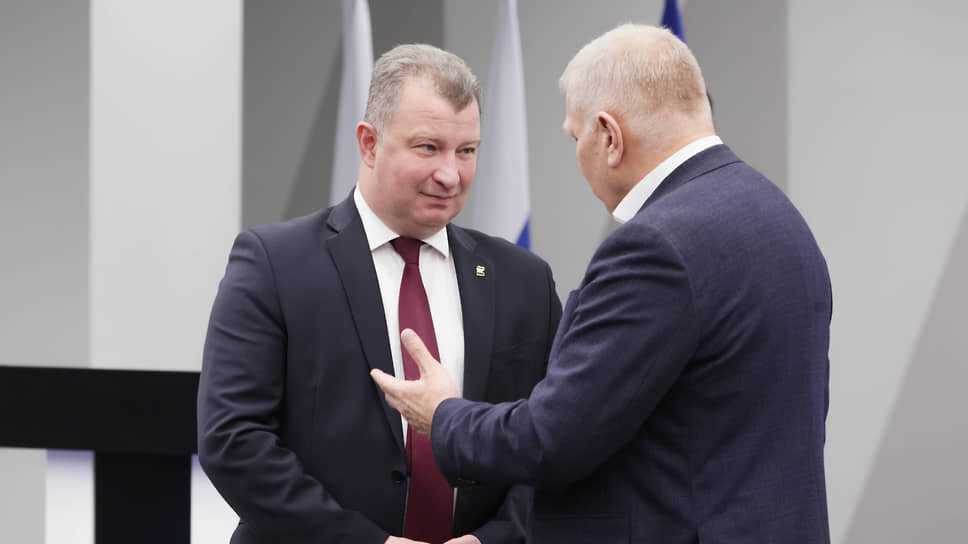 Глава Серовского муниципального округа Василий Сизиков (слева).📷Фото: Марина Молдавская / Коммерсантъ