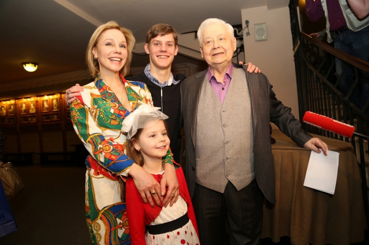 Марина и Олег Табаков с детьми