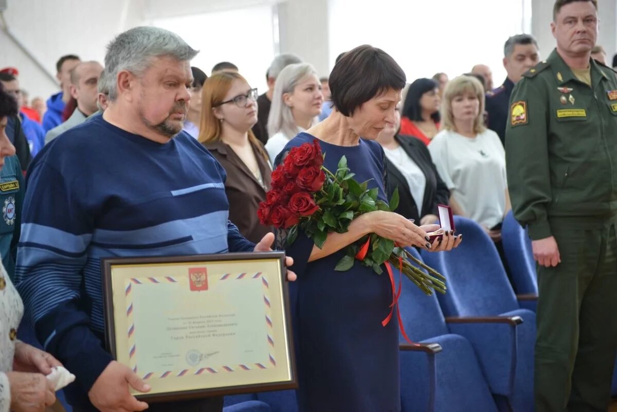    На Кубани матери погибшего на СВО казака вручили «Золотую Звезду» Героя РФ