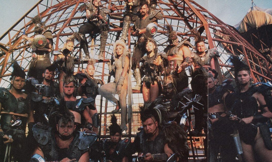 Кадр из фильма "Безумный Макс 3: Под куполом грома (1985)"