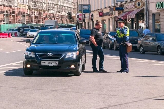    Имеет ли право ГАИ проверять права у водителя в припаркованной машине?