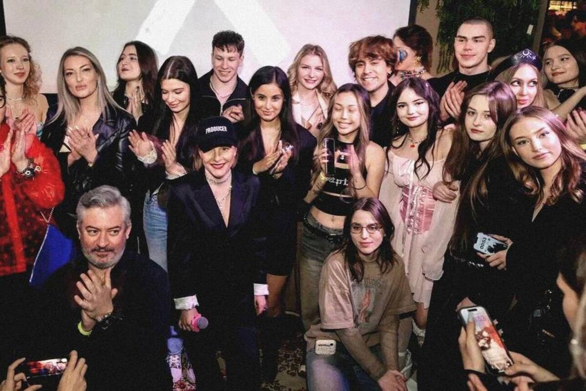    создатели и актеры сериала на вечеринке в баре Дмитрий Кочетков