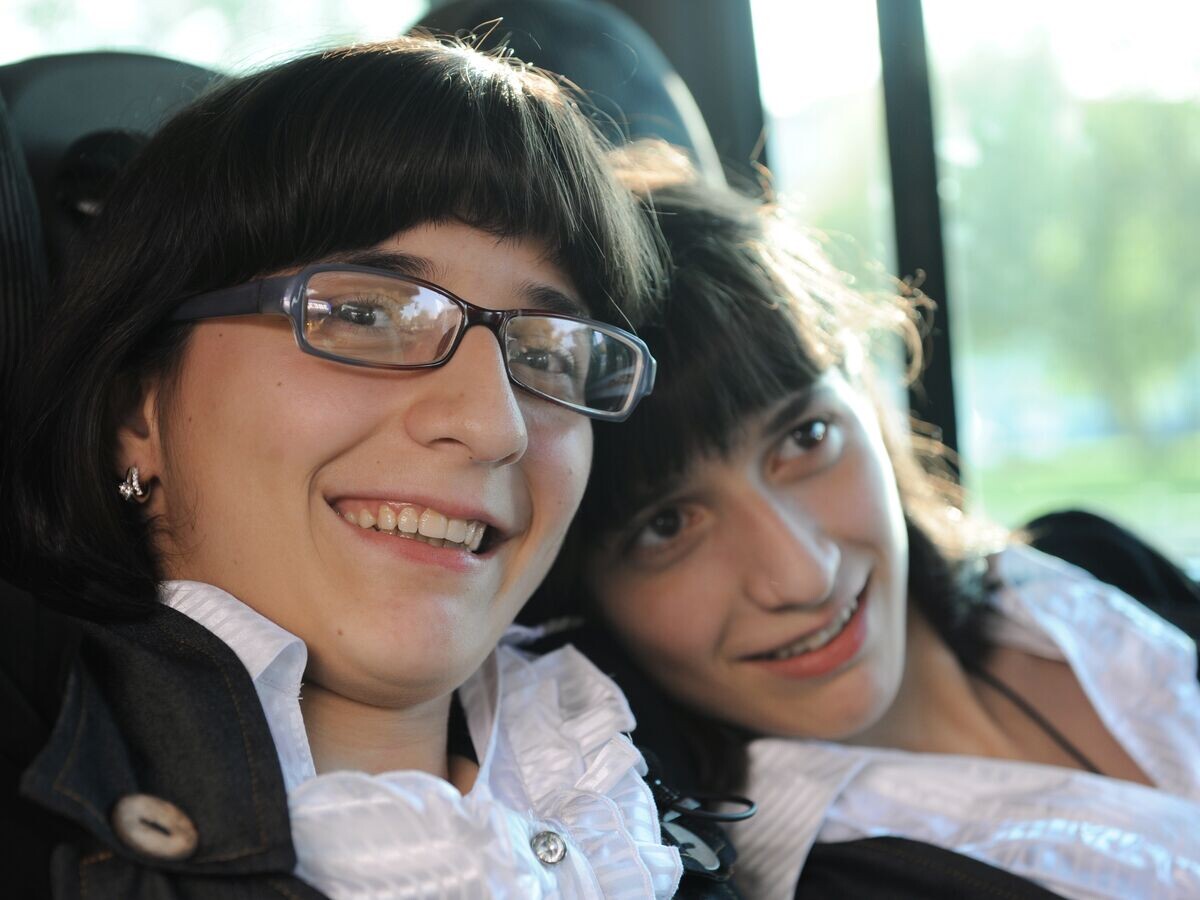    Известные разделенные сиамские близнецы Зита и Гита Резахановы в Москве© РИА Новости / Владимир Вяткин