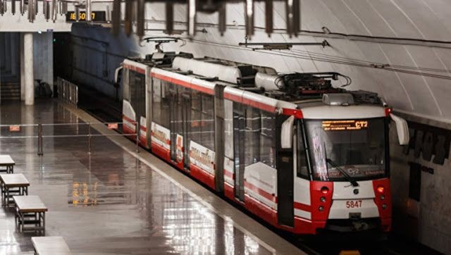 Волгоградский метротрам – уникальное явление, сочетающее в себе черты скоростного трамвая и метрополитена. Это не просто транспортная артерия, а настоящая достопримечательность города, привлекающая туристов и вызывающая гордость у местных жителей.Особенность волгоградского метротрама заключается в его маршруте, который частично пролегает под землей, как в настоящем метро. Подземные станции отличаются от наземных не только глубиной, но и архитектурным оформлением, напоминая классические станции метрополитена.Наземная часть маршрута также представляет интерес, проходя по живописным улицам города. Это позволяет пассажирам не только быстро добраться до нужного места, но и насладиться видами Волгограда.Метротрам – это не только удобный и быстрый способ передвижения, но и важная часть истории и культуры города. Он является символом инженерной мысли и стремления к инновациям.