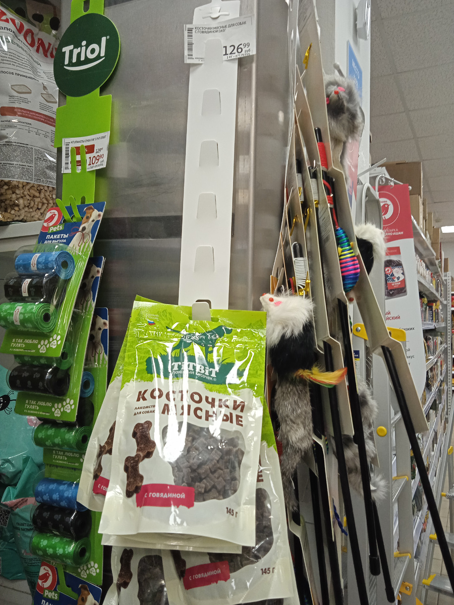 Ассортимент готовых лакомств для собак поражает своим разнообразием и вполне доступен каждому.