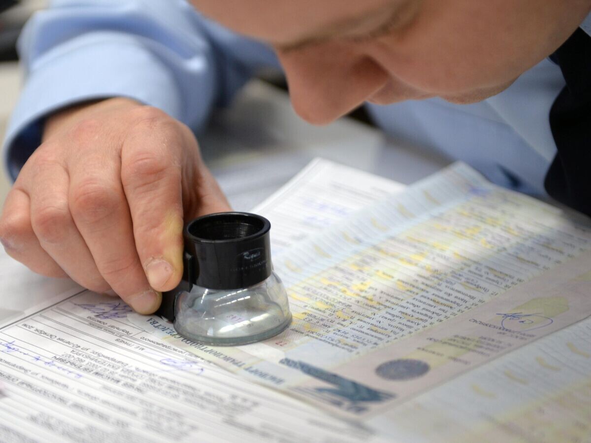    Сотрудник ГИБДД во время регистрации транспортного средства © РИА Новости / Павел Лисицын