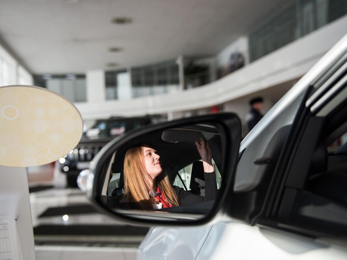    Посетительница в автосалоне "Тойота Центр Омск" в Омске© РИА Новости / Алексей Мальгавко