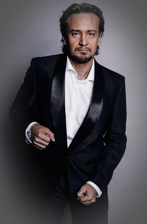 Жандаров сейчас. Мужественный стиль, и великолепное обаяние. 