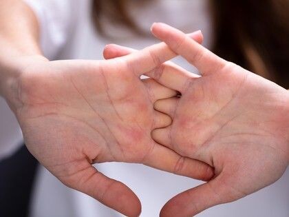 "Мифы и реальность: почему хруст пальцами связан с газом, а не с костями"