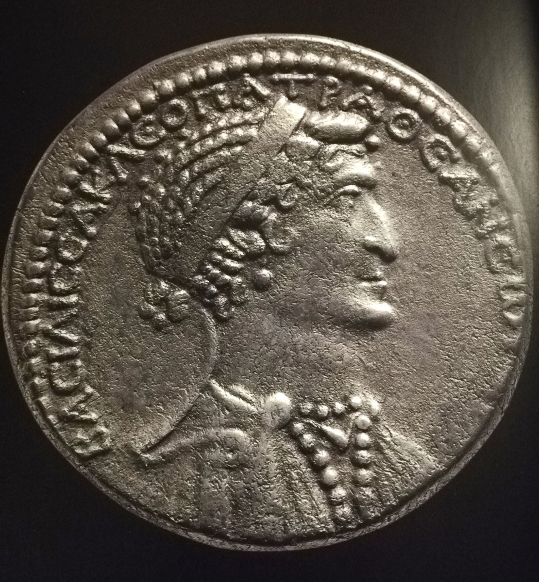 "Красавица" Клеопатра. Монета 30-х гг. до н.э.