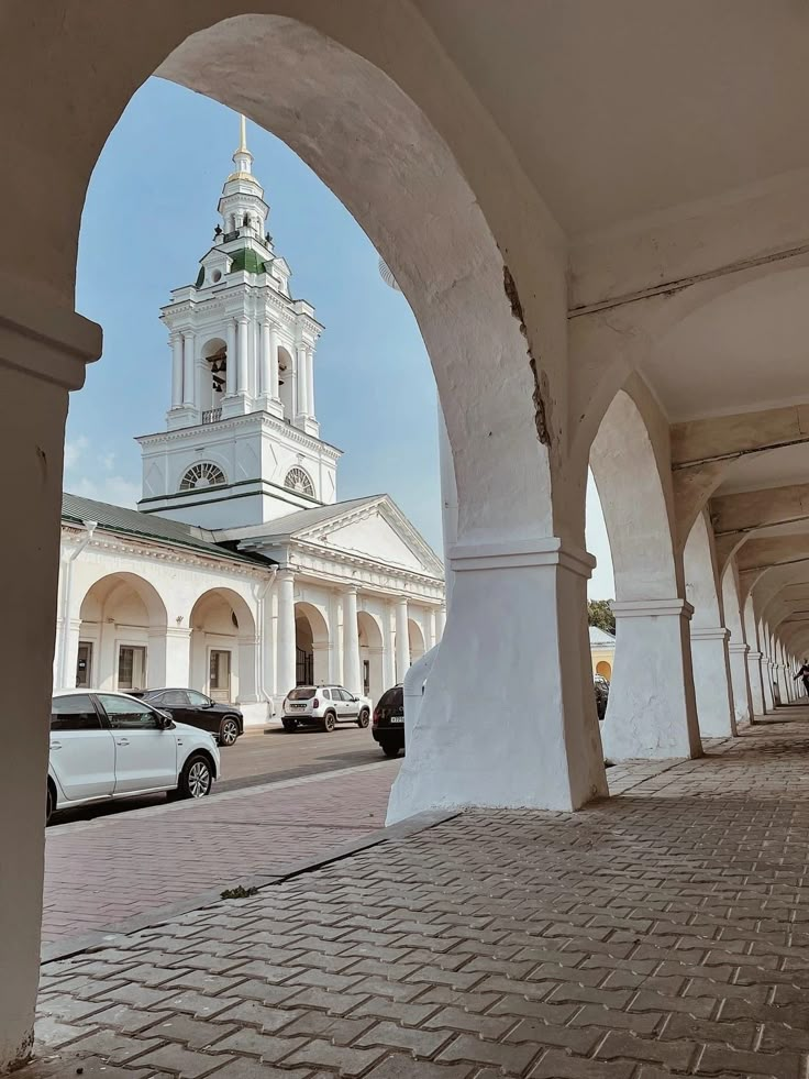 Красные ряды и колокольня в Костроме