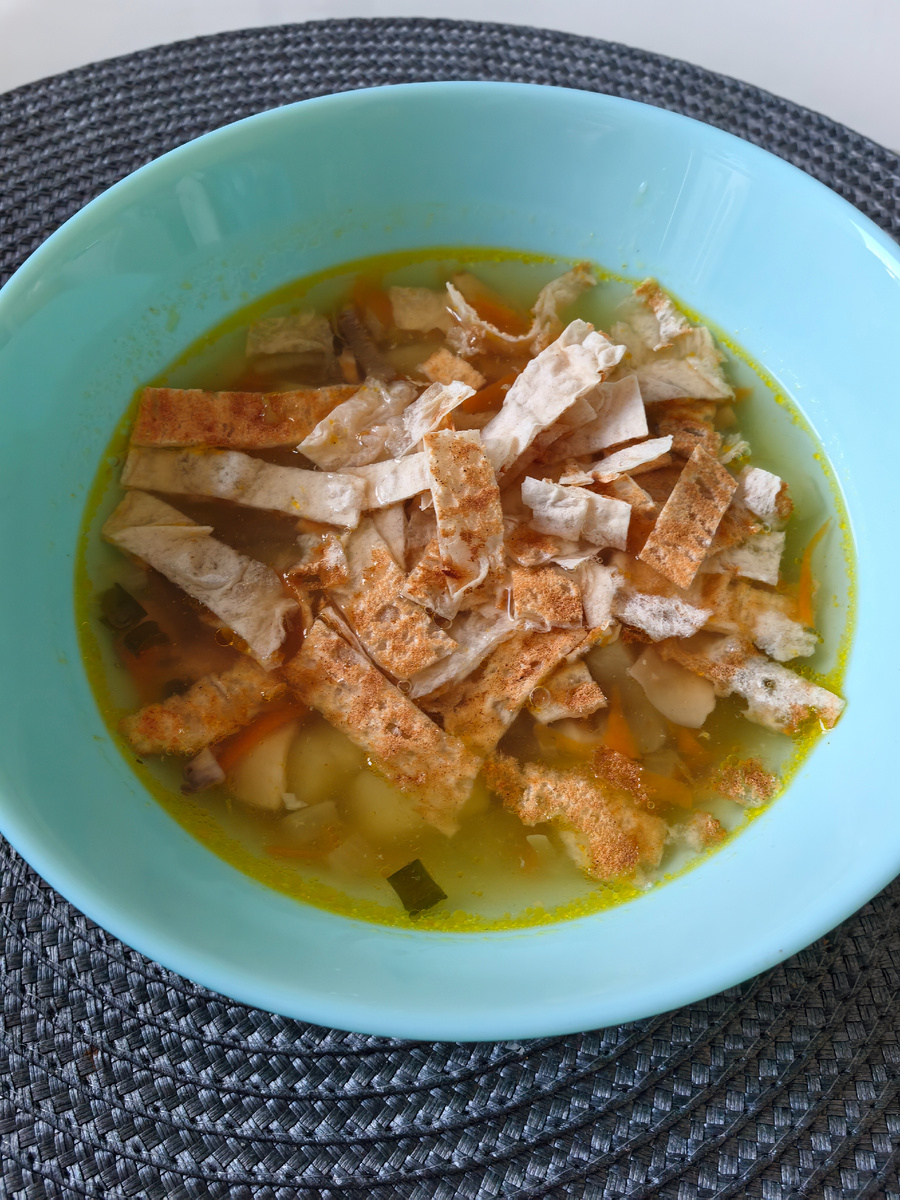 Лаваш я засушила в духовке. Сделала что то по принципу лапши и теперь добавляю в супчики