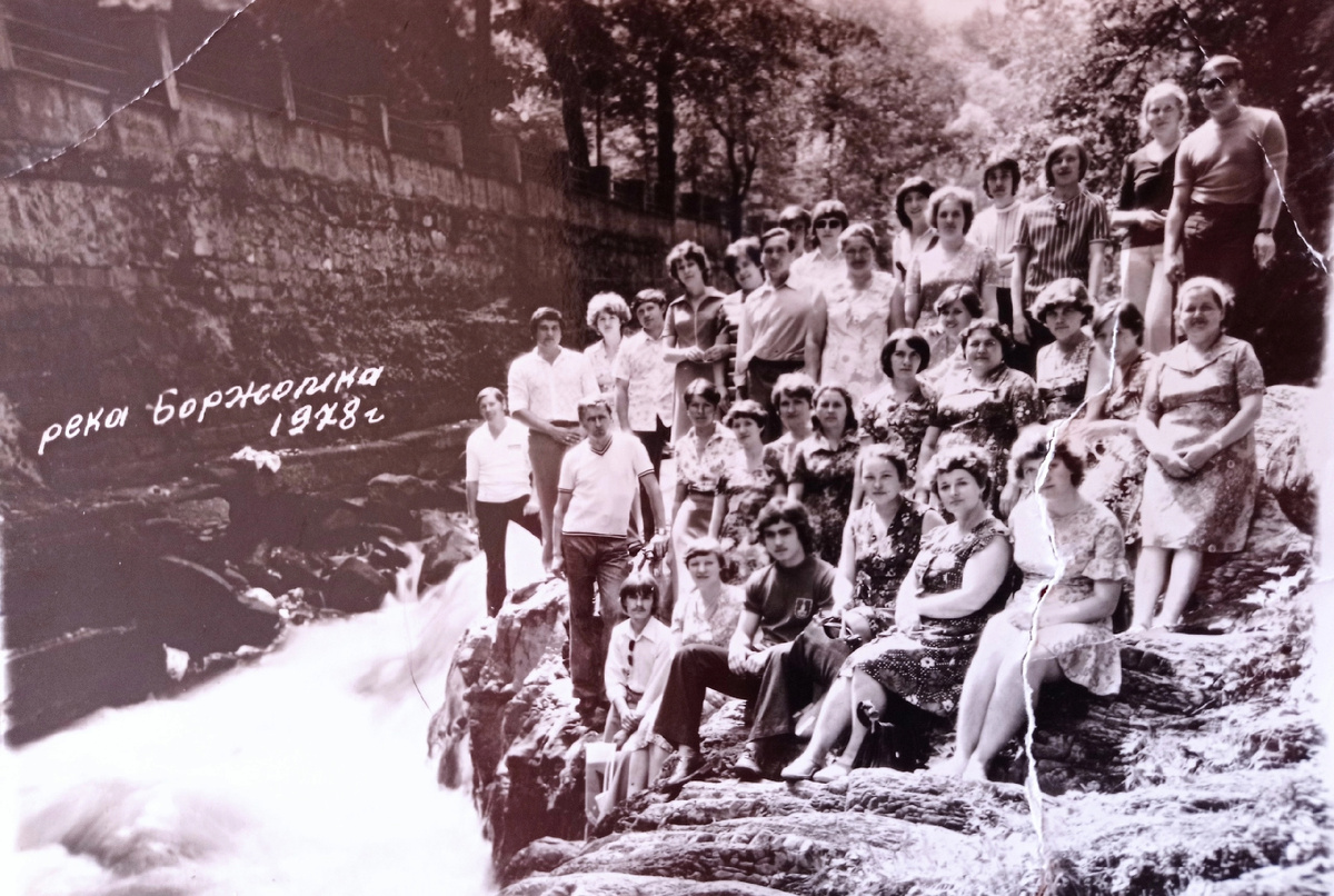 Экскурсии и фотографии, всё проходило организованно. Фотоаппарат был у ребят из группы, а мы с подругой довольствовались общими. 