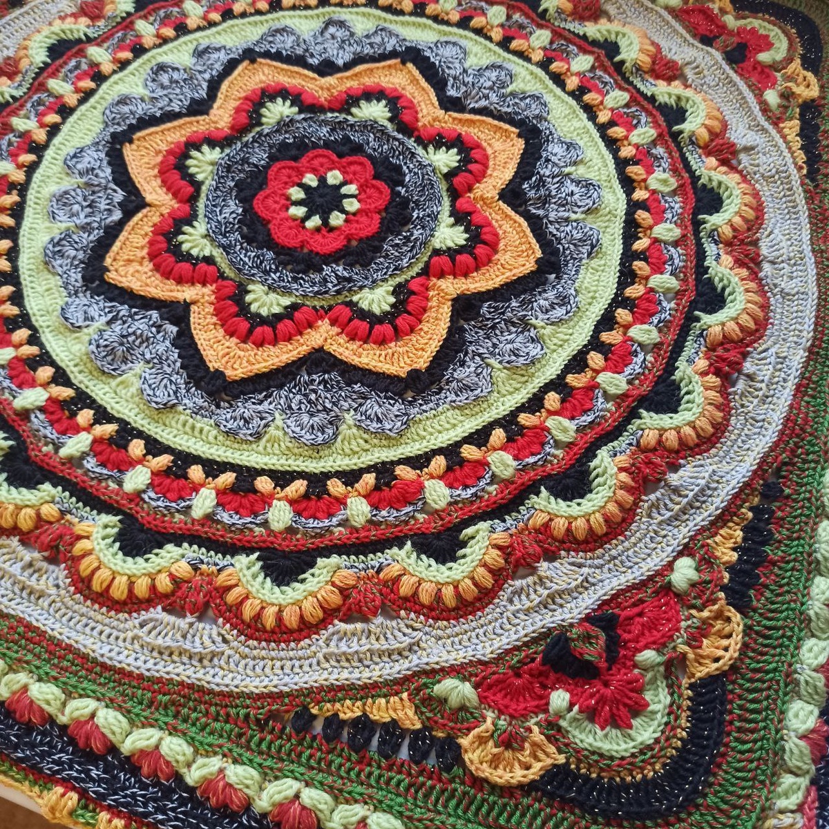    Процесс вязания пледа крючком Лотос в исполнении Дарьи Насибулиной   
Источник: Дарья Насибулина для Креаликума