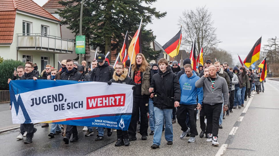 Члены немецкой «Молодой альтернативы» на демонстрации в январе 2025 года.📷Фото: MARKUS SCHOLZ / DPA / dpa Picture-Alliance / AFP