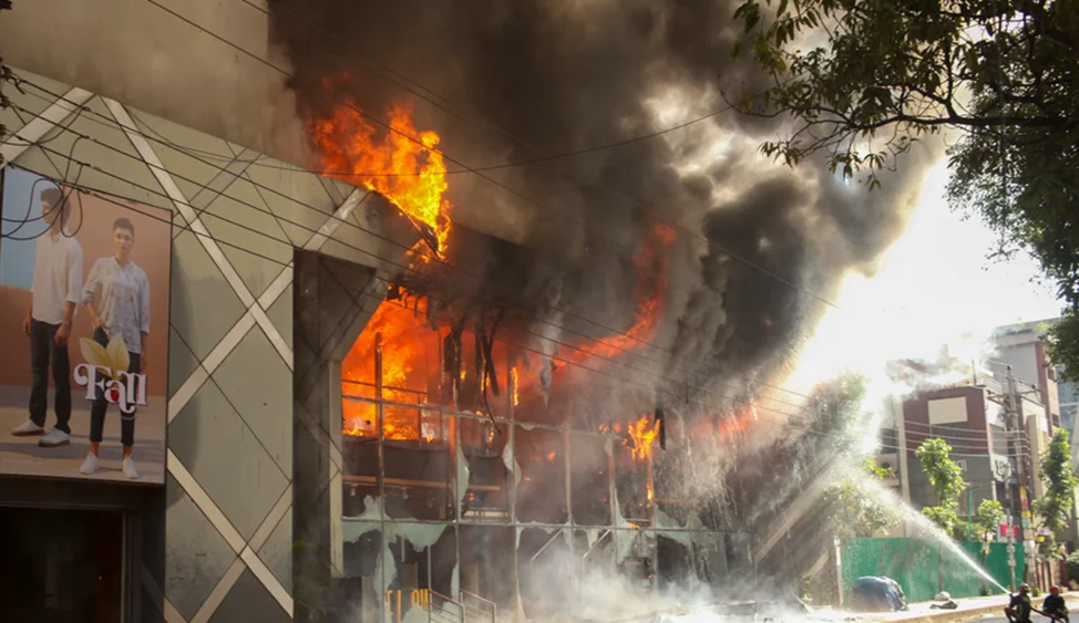 Горит здание, принадлежащее индуистской общине