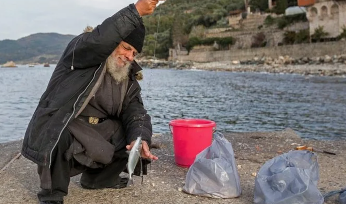 Монах Афона ловит рыбу