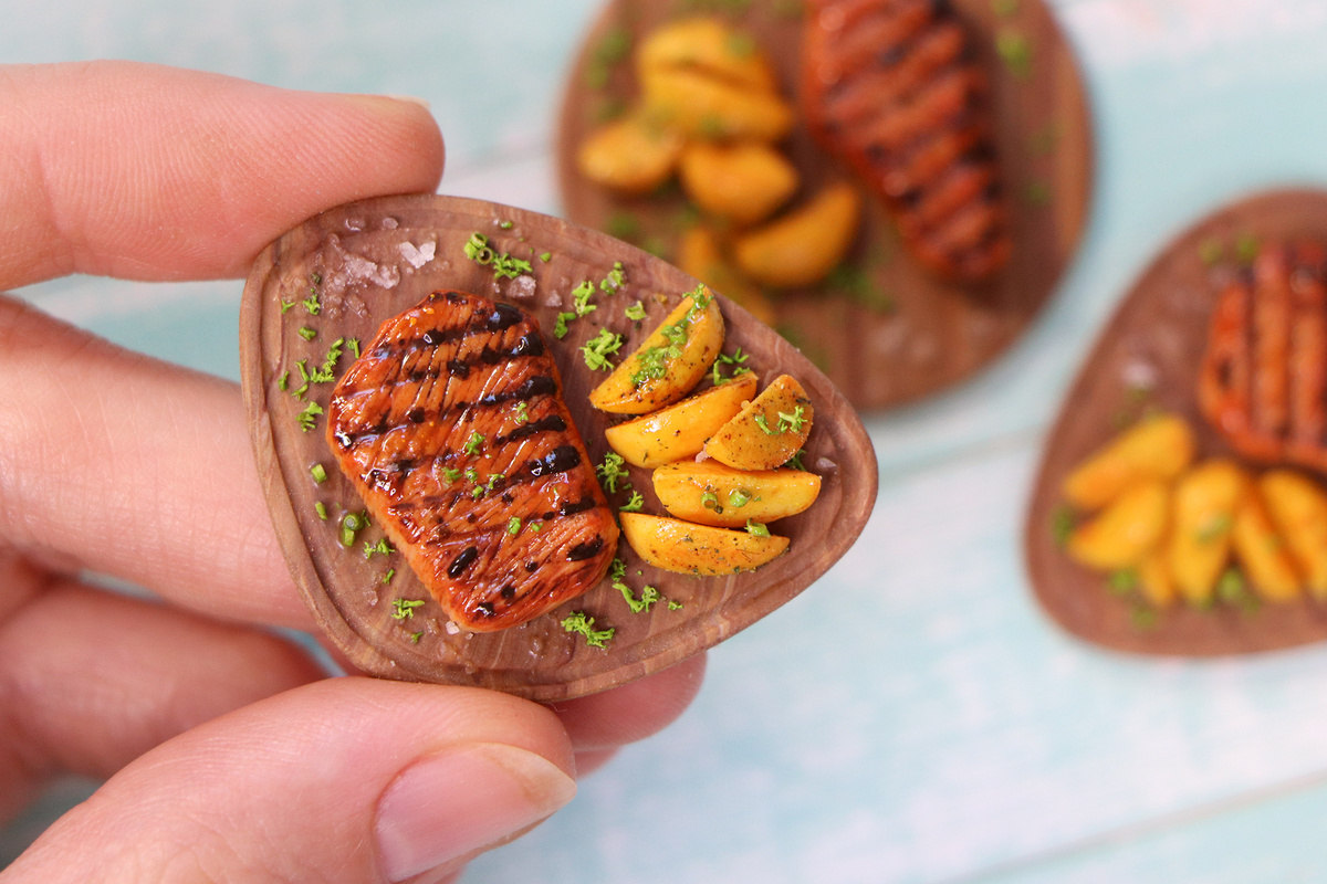 Миниатюрный стейк на доске из полимерной глины.