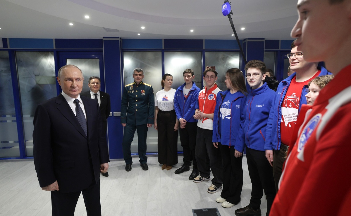 В ходе посещения Штаба морских операций «Атомфлота» Владимир Путин пообщался с участниками «Ледоколов знаний» – детских научно-просветительских экспедиций «Росатома» на Северный полюс.