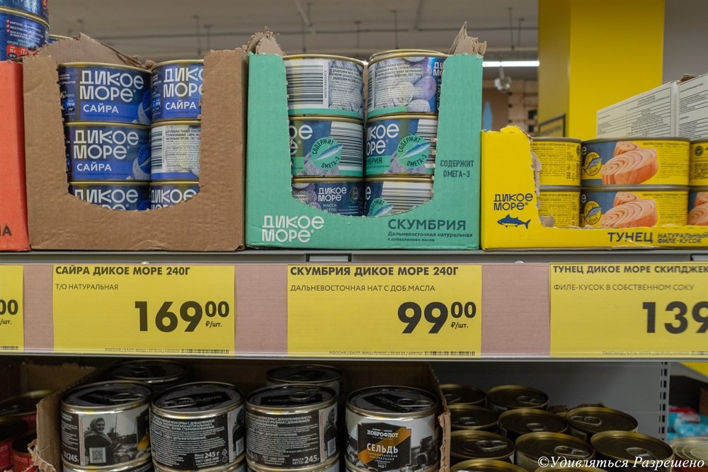 Вот так они дружно примостились на полке