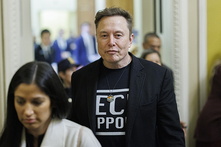    С 1-й строчки прошлогоднего лидера президента Louis Vuitton Moët Hennessy Бернара Арно вытеснил американский бизнесмен Илон Маск.   
Фото: © Aaron Schwartz / Consolidated News Photos / www.globallookpress.com