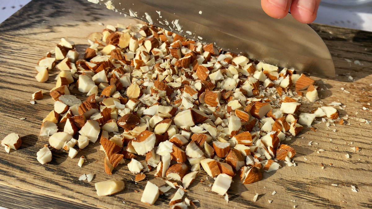 Шаг 1. Порубите орехи,..