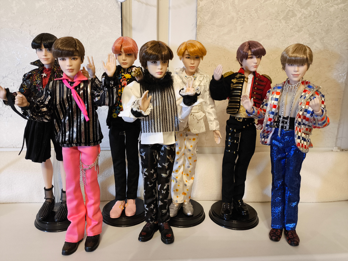 Участники: (слева направо) Чон Хосок, Пак Чимин, Ким Тэхëн, Мин Юнги, Ким Сокджин, Чон Чонгук, Ким Намджун. 