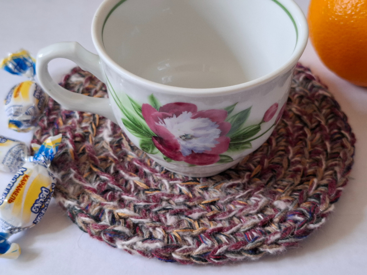 Новая подставка под горячее. Пряже вторую жизнь дала. И память сохраню