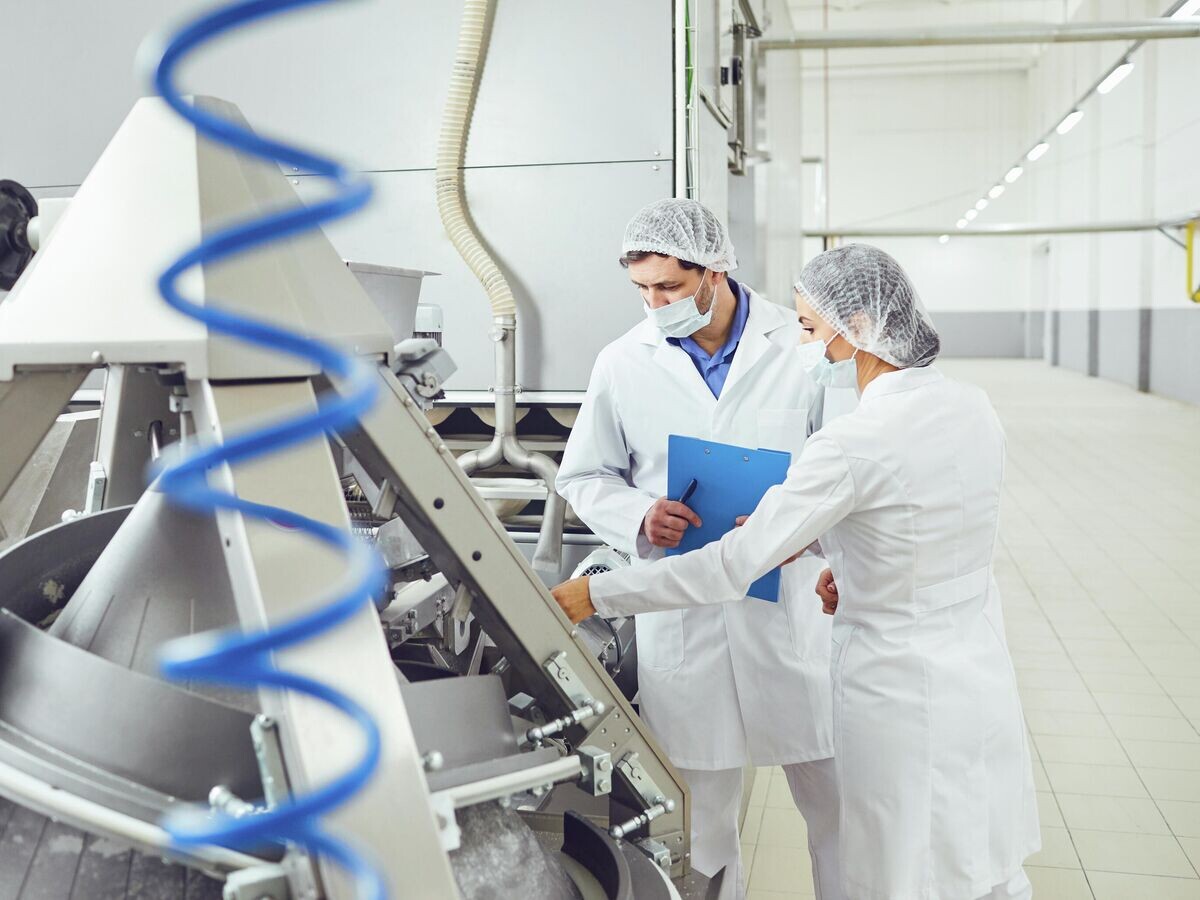    Проверка на предприятии пищевой промышленности© Depositphotos.com / lacheev