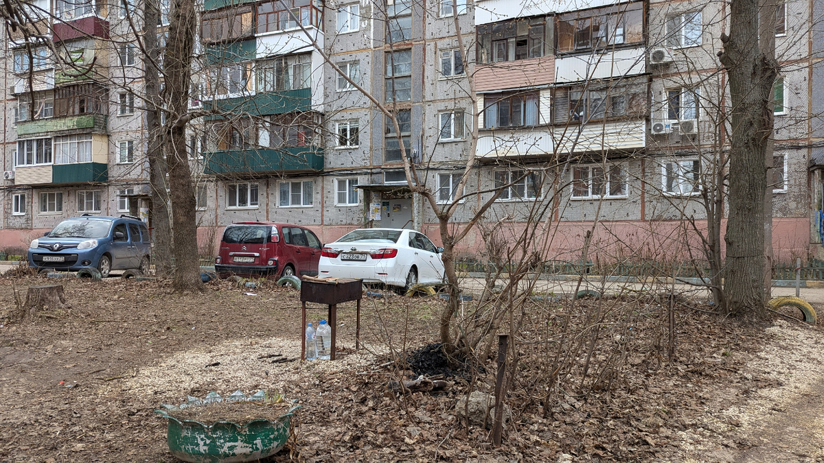 Соседи уже мангал установили, по выходным делают шашлыки прямо во дворе