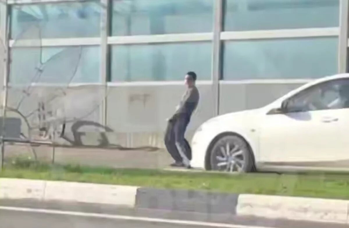    В Сочи мужчина демонстрировал половые органы проезжающим автомобилям