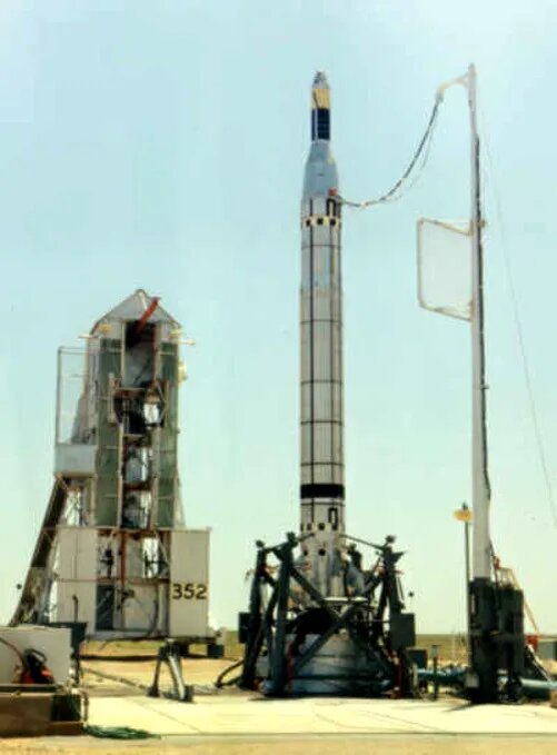 Ракета Black Knight, в 1965 году перед своим стартом в рамках проекта Dazzle.