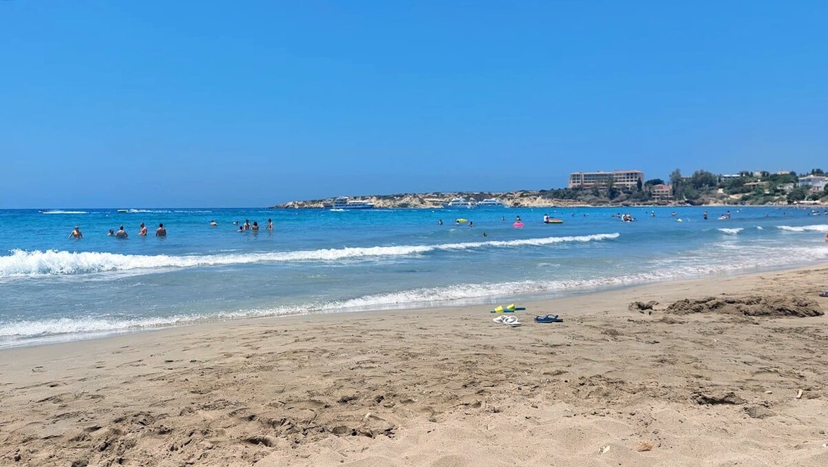 Coral Bay is never very deep, the water is warm, and the shore has the infrastructure for quality recreation. Photo: Alexey Burkov / Yandex Maps
