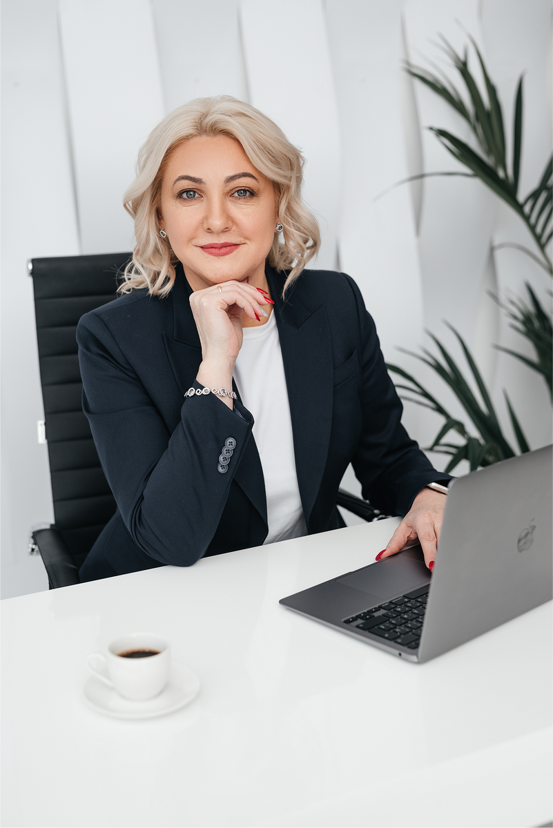 Марина Вострикова — эксперт в области менеджмента и управления командами, 18 лет опыта менеджмента в сфере FMCG и фармацевтической отрасли, антикризисный менеджер, MBA по менеджменту (государственное и муниципаль-ное управление), кандидат медицинских наук