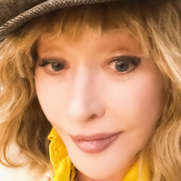     Алла Пугачева выпустила две песни о войне