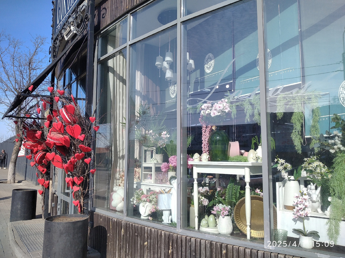 Витрина магазина с улицы (все фотографии ниже мои)