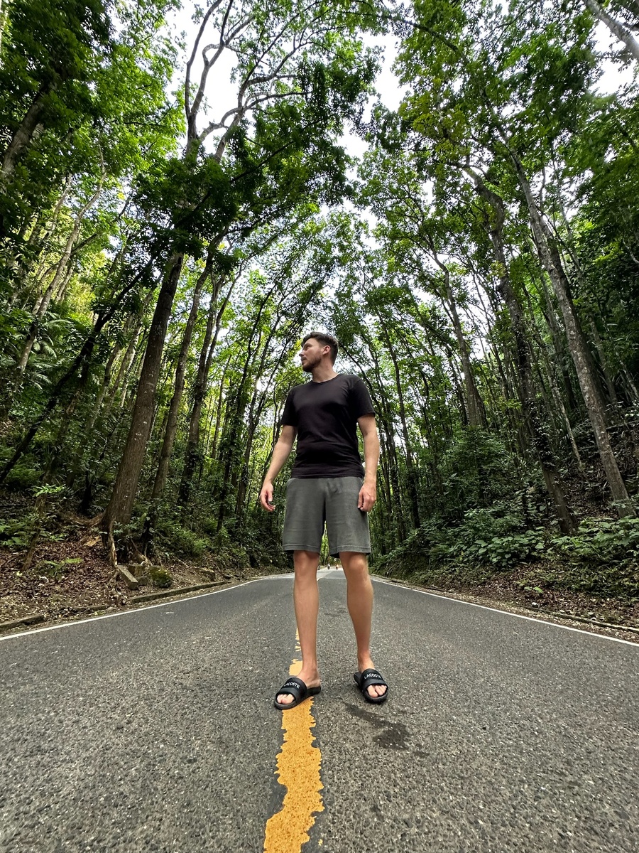 Когда я только начинал, продажи были настоящей болью. Представьте: нужно было провести 100 онлайн-встреч, чтобы закрыть всего 3 сделки. Эффективность? Очень низкая. Сил, времени и денег уходило невероятно много.