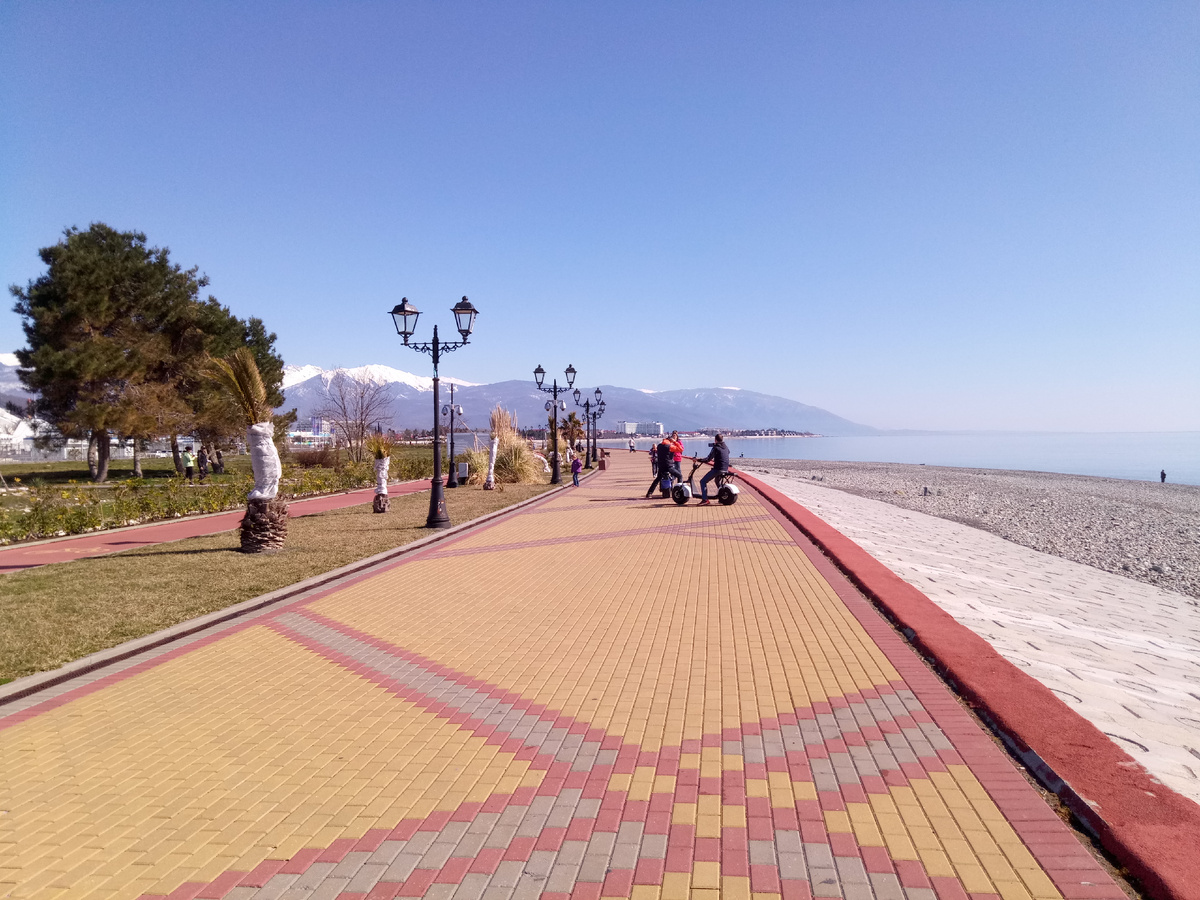 Набережная Сириуса, вид в сторону Абхазии