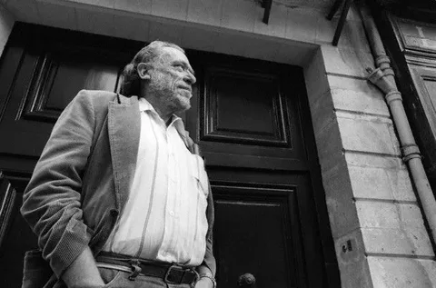 модный в костюмчике