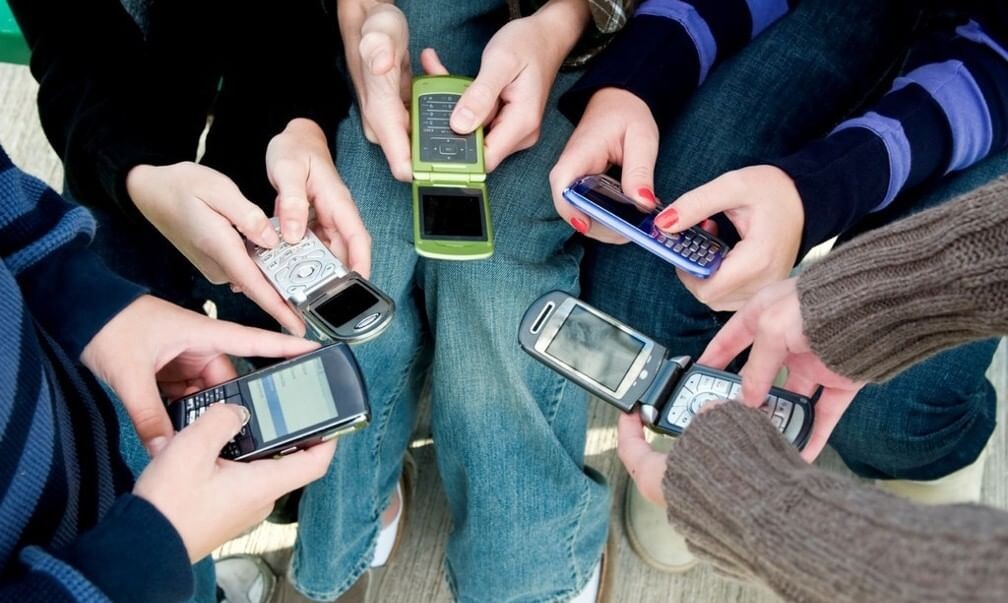 Вы еще не представляете жизнь без телефона? Скоро вам придется. Власти развитых стран готовят радикальные меры против смартфонов — и вот почему.