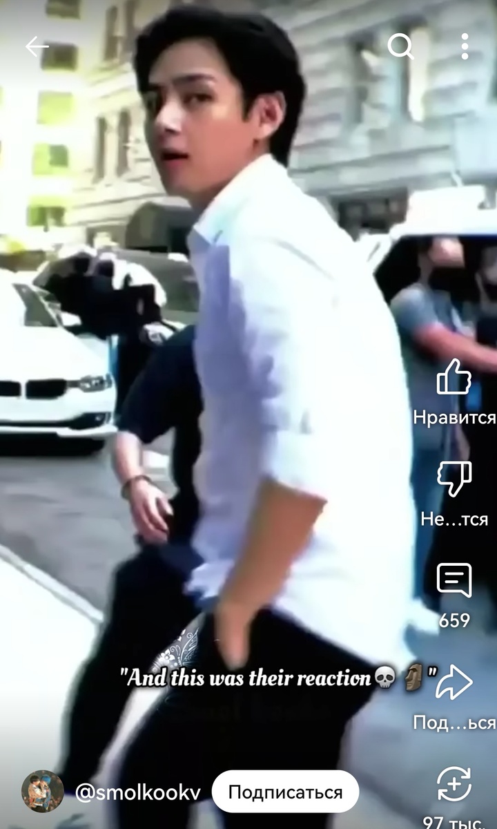 Даже ротик приоткрыл от любопытства!