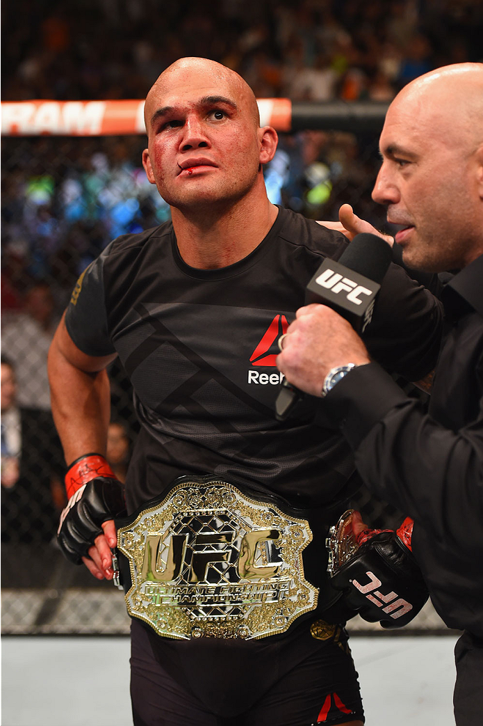 Робби Лоулер с чемпионским поясом UFC