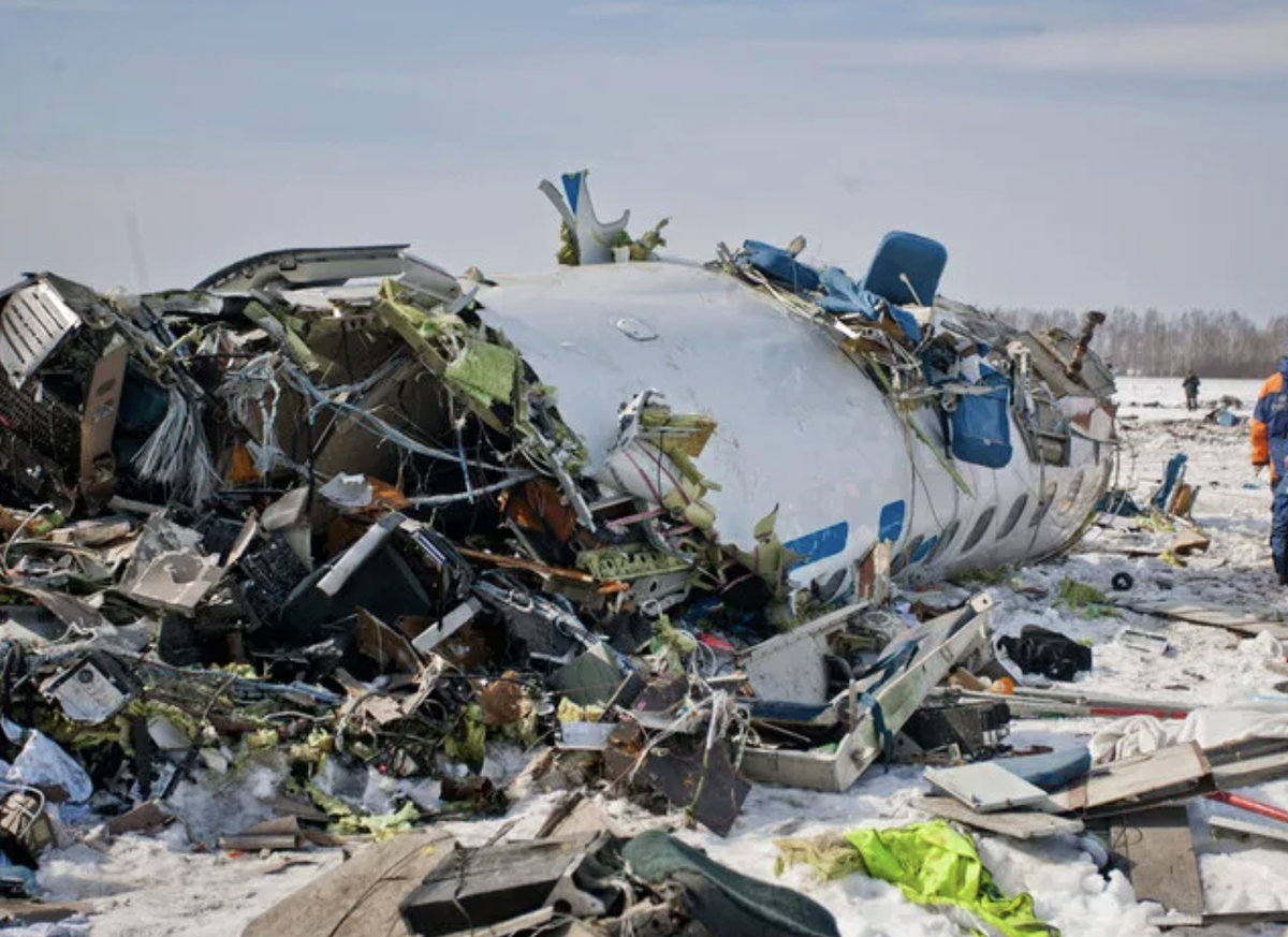 Обломки рейса 120 авиакомпании UTair лежат на заснеженном поле недалеко от аэропорта Рощино в Тюмени, Сибирь. (Бюро по расследованию авиационных происшествий)
